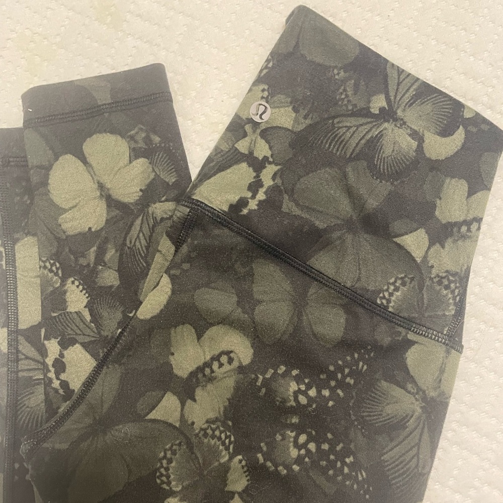 Lululemon size 6, 30 inch inseam.